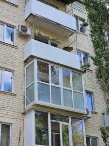установка балконных рам