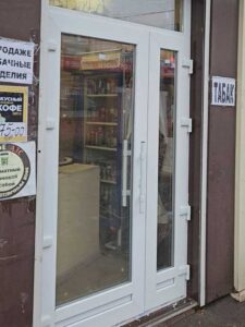 установка пластиковых дверей в офисах и магазинах